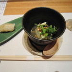 寿司 向月 - 突出しの小鉢と鮨一貫、突出しで鮨？と思うが
            板さん曰く「つまみを食べて、鮨を食べないお客が多いので初めに味わってもらいたい」そうです