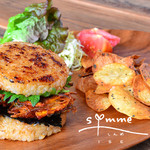 カフェ simme - 無農薬栽培のブラウンライスバーガー 伊勢志摩産アオサ＆野菜かきあげ