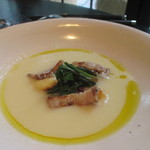 ラ・ボンヌターブル - 新たまねぎの温かいスープと自家製ベーコン、ジャガイモのニョッキの炭火焼き、オーブン焼きしたビーツとほうれん草
      