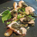 ラ・ボンヌターブル - 炭で炙った鰤、とんぶりとレモンのドレッシング、ごぼうのソース、飴色に焼いた葉玉葱
      