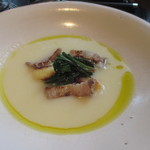 ラ・ボンヌターブル - 新たまねぎの温かいスープと自家製ベーコン、ジャガイモのニョッキの炭火焼き、オーブン焼きしたビーツとほうれん草
      