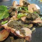 ラ・ボンヌターブル - 炭で炙った鰤、とんぶりとレモンのドレッシング、ごぼうのソース、飴色に焼いた葉玉葱
      