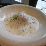 ラ・ボンヌターブル - 帆立貝と大和芋のムースで包み焼きした平目、独活とハマグリのブール・ブランソース、柔らかなキャベツ、シブレット、レモンの香り
      