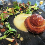 ラ・ボンヌターブル - ブータンノワールのパイ包み、干し椎茸と煮込んだ豚バラ肉、里芋、加賀蓮根、柚子、キャベツのソース、梶谷農園から届いたハーブのサラダ
      