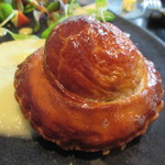 ラ・ボンヌターブル - ブータンノワールのパイ包み、干し椎茸と煮込んだ豚バラ肉、里芋、加賀蓮根、柚子、キャベツのソース、梶谷農園から届いたハーブのサラダ
      