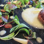 ラ・ボンヌターブル - ブータンノワールのパイ包み、干し椎茸と煮込んだ豚バラ肉、里芋、加賀蓮根、柚子、キャベツのソース、梶谷農園から届いたハーブのサラダ
      