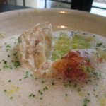 ラ・ボンヌターブル - 帆立貝と大和芋のムースで包み焼きした平目、独活とハマグリのブール・ブランソース、柔らかなキャベツ、シブレット、レモンの香り
      