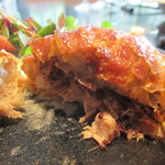 ラ・ボンヌターブル - ブータンノワールのパイ包み、干し椎茸と煮込んだ豚バラ肉、里芋、加賀蓮根、柚子、キャベツのソース、梶谷農園から届いたハーブのサラダ
      