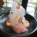 ラ・ボンヌターブル - 江連農園完熟苺のスープにフアフアの綿あめを浮かべて、クレーム・ダンジュ、牛乳のアイスクリーム
      