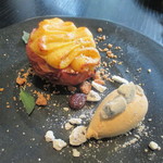 ラ・ボンヌターブル - 熱々！安納芋のスィートポテトを乗せた焼きリンゴ、シナモン香るクランブル、キャラメルのアイス、赤ワインに漬けたレーズン、黒豆黄粉のメレンゲ
      