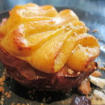 ラ・ボンヌターブル - 熱々！安納芋のスィートポテトを乗せた焼きリンゴ、シナモン香るクランブル、キャラメルのアイス、赤ワインに漬けたレーズン、黒豆黄粉のメレンゲ
      