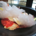 ラ・ボンヌターブル - 江連農園完熟苺のスープにフアフアの綿あめを浮かべて、クレーム・ダンジュ、牛乳のアイスクリーム
      