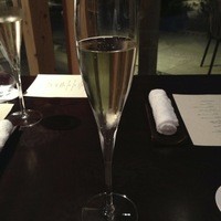 星のや竹富島 ダイニング - スパークリングワインで乾杯。チリのバルディビエソ エクストラ ブリュット。
