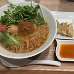 T's たんたん - 料理写真:とてもいいビジュアルの麺。餃子も美味しかった！
提供が遅い件、常連のおじさんが「いつもはもっと早いのに何かトラブルがあったんじゃないか？」とカウンターで聞いてくれてトラブル状況を把握出来ました。
