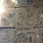 博多らーめん ShinShin - サインが壁にいっぱい！