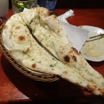 タンドールバル カマルプール - ガーリックナン