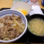 Yoshinoya - 並380円・卵50円・みそ汁50円、合計480円。500円のセットに惑わされないように。