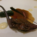 プレヴナンス - 27年6月　茨城県産ピジョン炭火焼　腿肉とごまな、ルロ、山桑の実のクーリ