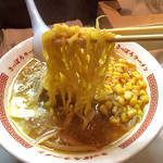 ひぐま 横丁本店 - 麺は黄色いちぢれ麺。