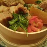 鶴に橘 - 大根と豚バラ肉の蒸籠ご飯