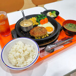ペッパーランチ - 料理写真:、白い月見ハンバーグ、ポテサラ、ライス、味噌汁