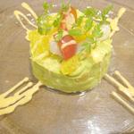 トラットリア ダ コヴィーノ - アボカドと北海道産ホタテのサラダ仕立て　￥1100