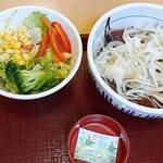 なか卯 - 料理写真:サラダ  と   柚子オニオン藁焼き鰹たたき丼