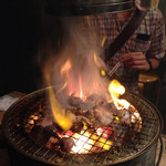 焼鳥の鉄人 新宿通り店 - 七輪で一気に焼き上げます。