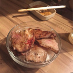 焼鳥の鉄人 新宿通り店 - 鉄人コース70分(1,620円)の豚カルビと小ライスでミニ塩豚丼を作りました。