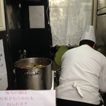 裏サブロン - 調理中の店主