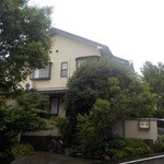 神楽 - 建屋は一軒家。平和台公園へ向かう坂道の途中にあります