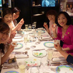 モナリザ - 小さいフィッシュバーガーを手に、みんなでポーズ