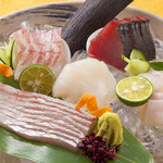 Uogashi Ryourizakoba - 当店自慢の新鮮鮮魚のお造りをご賞味あれ！
