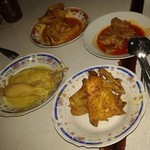 Rumah Makan Surya - 手前右は手羽先、左はイカです。