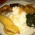 Rumah Makan Surya - 自分のお皿に、ご飯を中心に盛り付けてみました。