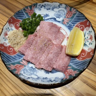 宮古島焼肉やまと - 料理写真:生タン刺し