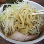 ちょもらん麺 - 麺は最太とは思わないが、極太なのは確かだろう、シッカリ茹でられているので、固さはなく、もっちりした食感の麺だ