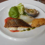 真鯛のポアレ　トマトとバジルのソース