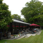 LYS - テラス席と店舗