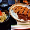 肉の丸小 - 料理写真:自家製ハヤシライス　サラダ、味噌汁付き
