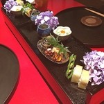 とよなか桜会 - 美しい八寸♡
            連子鯛の鮨、オクラのすり流しに鳥軟骨、オリーブの煮物に粉鰹、斬新で美味しい(*´ч`*)