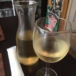ミミ エ ジェジェ - カラフェで白ワイン