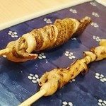 さえ喜 - 鳥貝のひも(手前)と太刀魚の皮(奥)