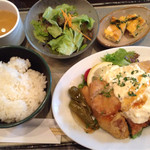 ヴァンドキッチン - 日替りランチ 750円 (主菜、小鉢、スープ、ごはん、サラダ)