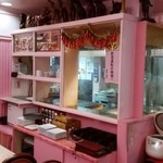 シリ バラジ - 厨房方面もピンク