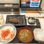 吉野家 - 料理写真:塩サバ、納豆、海苔、生卵、味噌汁(豚汁変更)