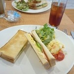 ブルー バード - ハムとたまごのサンドウィッチ。250円くらいでプラス300円してサラダとスープとドリンク付きです^ ^
