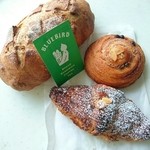 ブルー バード - 胡桃のパン、クロワッサン・ダマンド、パン・オ・レザンかとおもったらチョコチップ入りでした～^ ^ ;