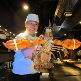 カウンターの目の前で華麗に焼き上げるシェフの技を堪能