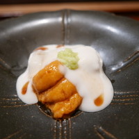 神楽坂 石かわ - 里芋のずいきにウニ、柔らかい白胡麻豆腐をかけて。